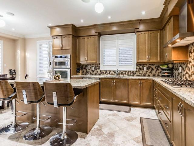 8 Orangeblossom Tr, House detached with 4 bedrooms, 6 bathrooms and 6 parking in Brampton ON | Image 3