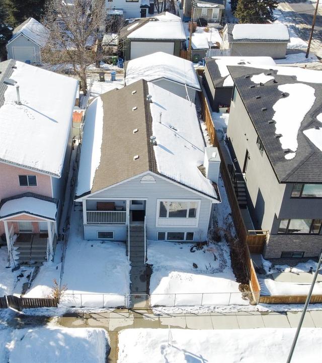 523 7a Street Ne, House detached with 4 bedrooms, 2 bathrooms and 2 parking in Calgary AB | Image 2