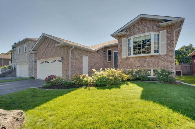 4 Mayfair Dr, House detached with 3 bedrooms, 2 bathrooms and 4 parking in Barrie ON | Card Image