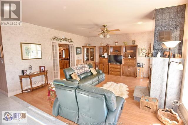 77 Willow Beach Road, House detached with 2 bedrooms, 1 bathrooms and null parking in Amherstburg ON | Image 35