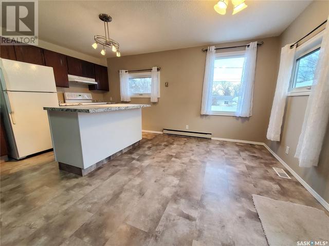 427 7th Avenue Nw, House detached with 3 bedrooms, 2 bathrooms and null parking in Swift Current SK | Image 2