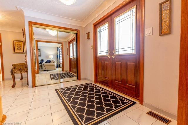 16 Vogue Court, House detached with 4 bedrooms, 3 bathrooms and 8 parking in Hamilton ON | Image 4