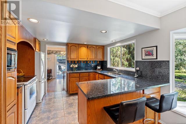 960 Carolwood Dr, House detached with 3 bedrooms, 2 bathrooms and 6 parking in Saanich BC | Image 11