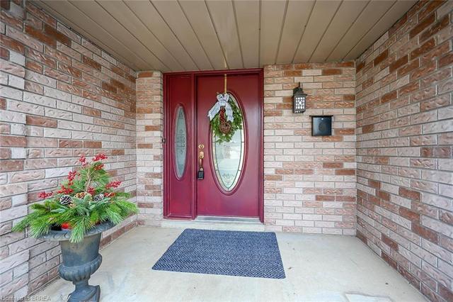 25 Winter Way, House detached with 3 bedrooms, 1 bathrooms and 4 parking in Brantford ON | Image 2