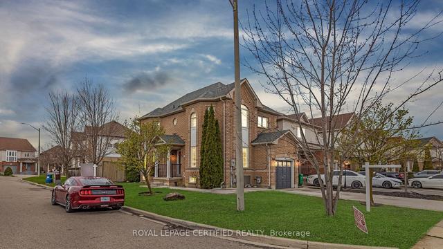 27 Earl Grey Cres, House detached with 3 bedrooms, 4 bathrooms and 5 parking in Brampton ON | Image 12