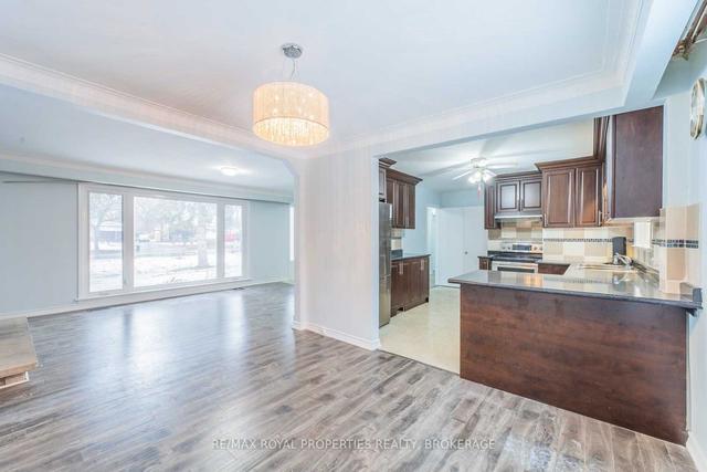 5325 Lawrence Ave E, House detached with 3 bedrooms, 1 bathrooms and 6 parking in Toronto ON | Image 2