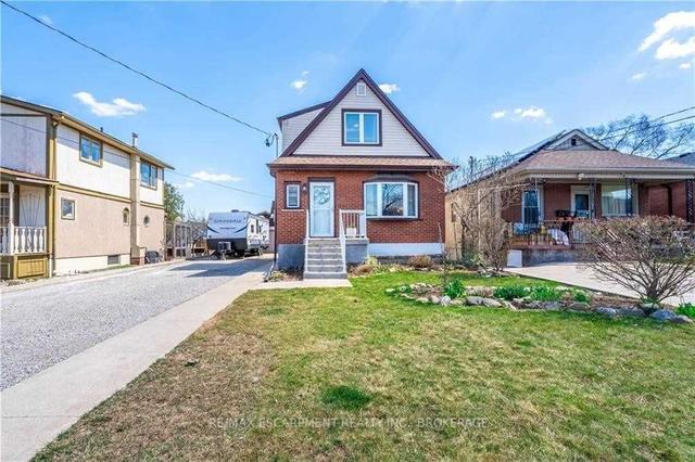 550 Corbett St, House detached with 3 bedrooms, 2 bathrooms and 12 parking in Hamilton ON | Image 1