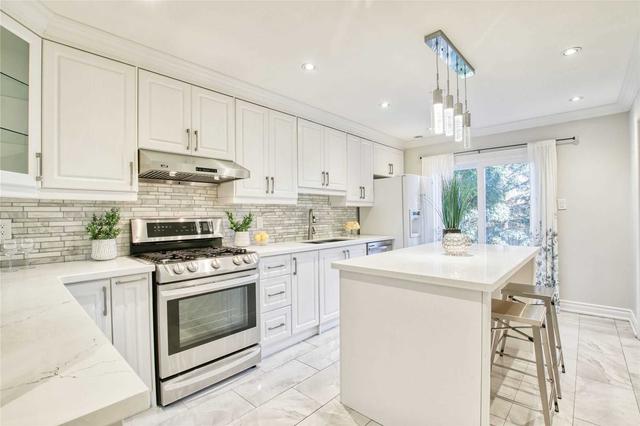 2518 Dinning Crt, House detached with 3 bedrooms, 4 bathrooms and 6 parking in Mississauga ON | Image 2