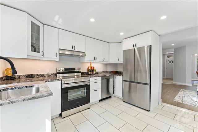 276 Clarence Street, Townhouse with 3 bedrooms, 2 bathrooms and 2 parking in Ottawa ON | Image 9
