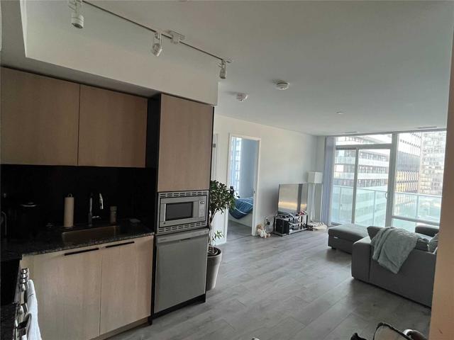 812 - 501 Yonge St S, Condo with 3 bedrooms, 2 bathrooms and 0 parking in Toronto ON | Image 5