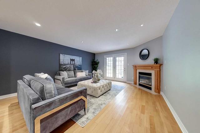 1109 Sabina Crt, House detached with 2 bedrooms, 3 bathrooms and 6 parking in Mississauga ON | Image 2