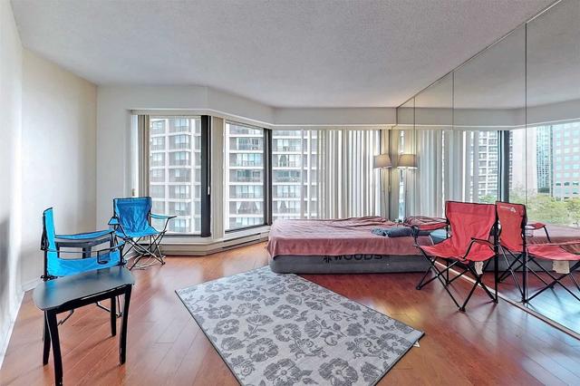 1105 - 65 Harbour Sq, Condo with 1 bedrooms, 1 bathrooms and 1 parking in Toronto ON | Image 2
