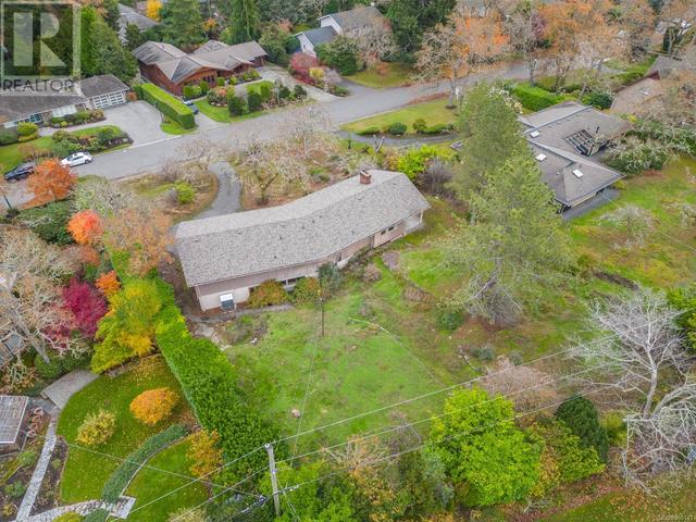 3240 Norfolk Rd, House detached with 3 bedrooms, 2 bathrooms and 2 parking in Oak Bay BC | Image 3
