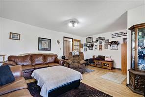 8504 34 Avenue Nw, House detached with 3 bedrooms, 2 bathrooms and 2 parking in Calgary AB | Image 9
