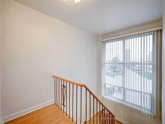 99 Neames Cres, House semidetached with 3 bedrooms, 2 bathrooms and 7 parking in Toronto ON | Image 9