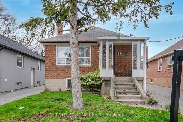 19 Hillary Ave, House detached with 2 bedrooms, 2 bathrooms and 2 parking in Toronto ON | Image 12