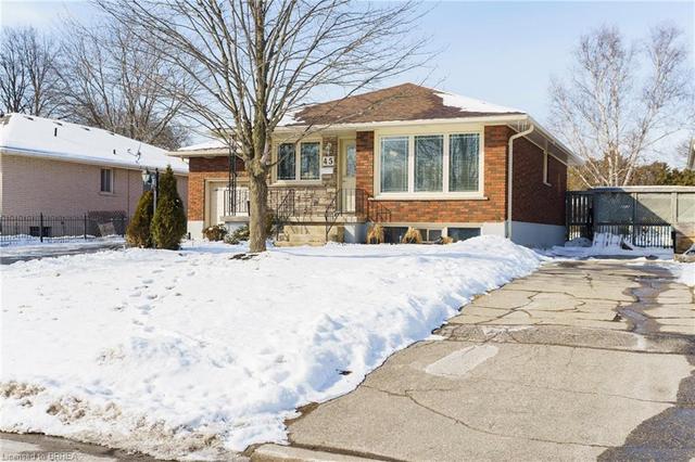 45 Buckingham Street, House detached with 2 bedrooms, 1 bathrooms and 6 parking in Brantford ON | Image 2
