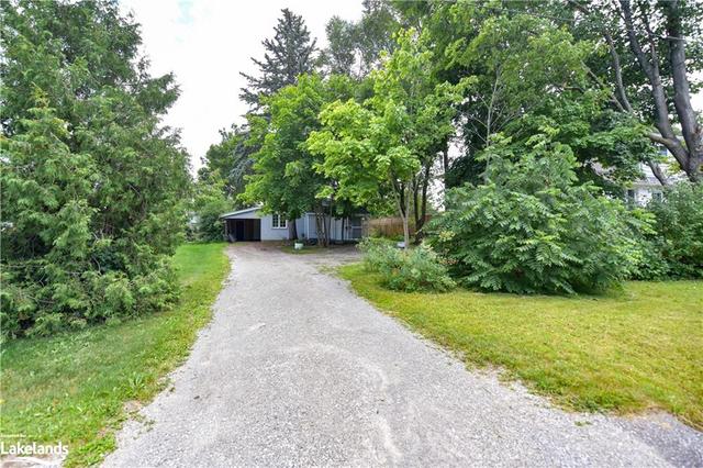 Seasonal room leading to back yard | Image 23