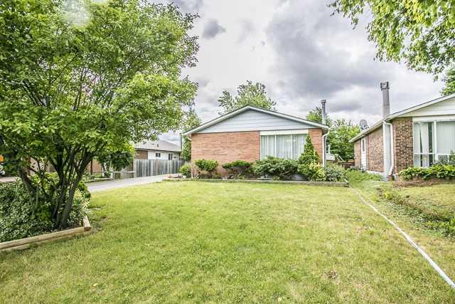 79 Epsom Downs Dr, House detached with 3 bedrooms, 2 bathrooms and 4 parking in Brampton ON | Image 2