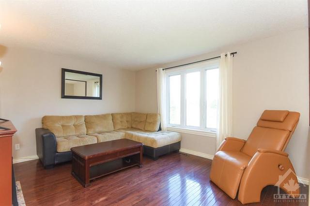 b - 2556 Old Carriage Court, Home with 3 bedrooms, 1 bathrooms and 3 parking in Ottawa ON | Image 6