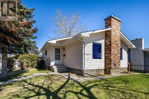379 Rundleview Drive Ne, House detached with 3 bedrooms, 2 bathrooms and 2 parking in Calgary AB | Card Image