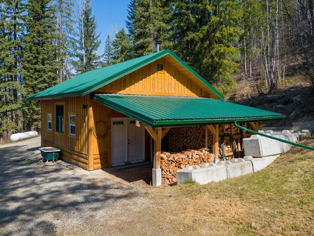 2604 Big Bend Highway, House detached with 3 bedrooms, 3 bathrooms and null parking in Columbia Shuswap A BC | Image 31