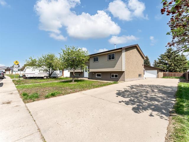 2053 10 Avenue Ne, House detached with 4 bedrooms, 2 bathrooms and 6 parking in Medicine Hat AB | Image 2