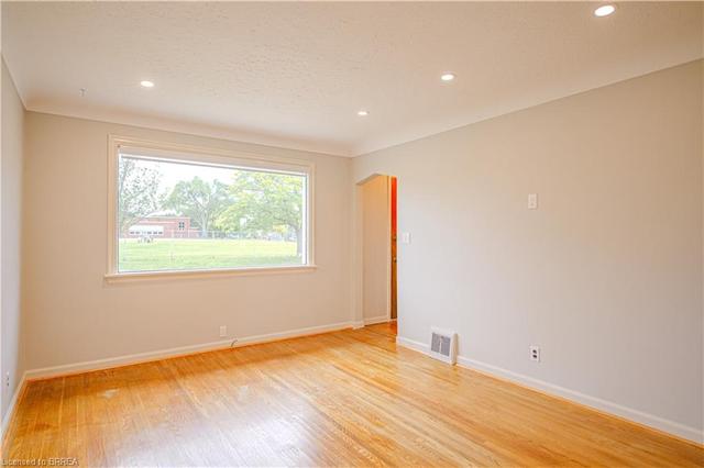 1025 Central Avenue, House detached with 2 bedrooms, 1 bathrooms and 4 parking in Hamilton ON | Image 2