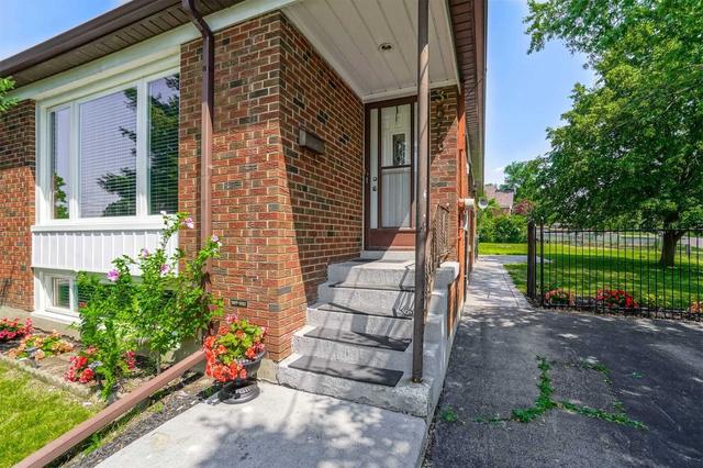 3575 Queenston Dr, House semidetached with 3 bedrooms, 2 bathrooms and 4 parking in Mississauga ON | Image 16