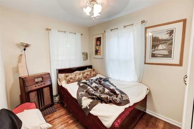 33 Tedder St, House detached with 2 bedrooms, 2 bathrooms and 3 parking in Toronto ON | Image 5