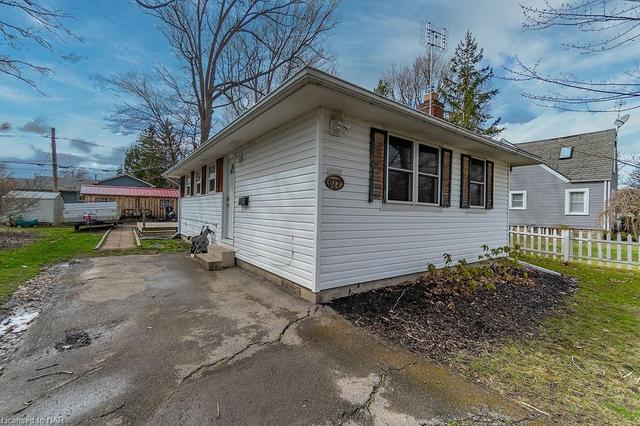 677 Lakeview Road, House detached with 2 bedrooms, 1 bathrooms and null parking in Fort Erie ON | Image 1