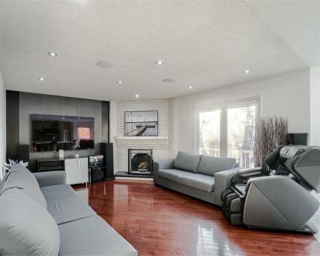 2 Appleton Tr, House detached with 4 bedrooms, 4 bathrooms and 4 parking in Brampton ON | Image 6