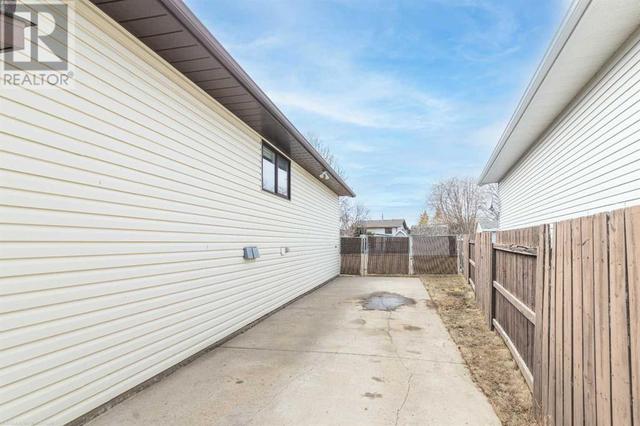 2804 57a Avenue, House detached with 4 bedrooms, 2 bathrooms and 2 parking in Lloydminster (Part) AB | Image 2