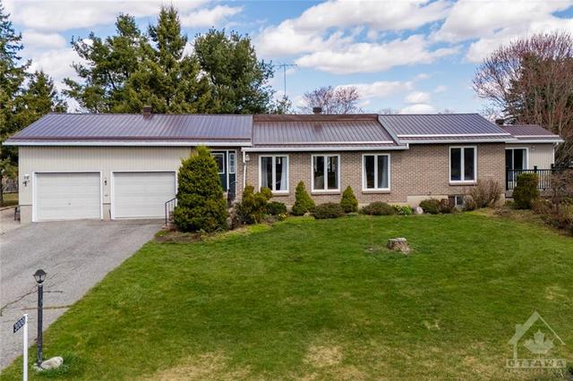 3000 Francis Street, House detached with 3 bedrooms, 2 bathrooms and 8 parking in North Dundas ON | Image 1