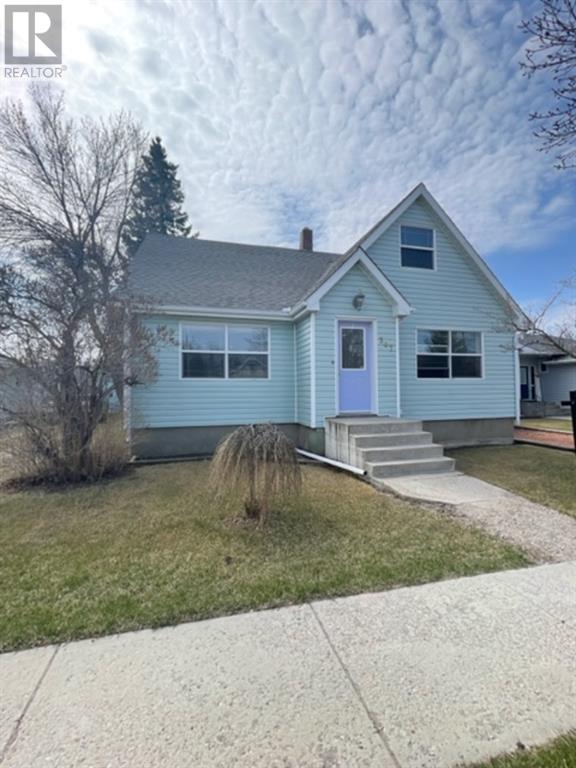 307 5 Avenue W, House detached with 3 bedrooms, 2 bathrooms and 4 parking in Hanna AB | Card Image