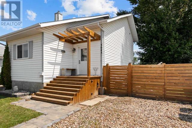 3005 45a Avenue, House detached with 3 bedrooms, 2 bathrooms and 2 parking in Lloydminster (Part) SK | Image 2