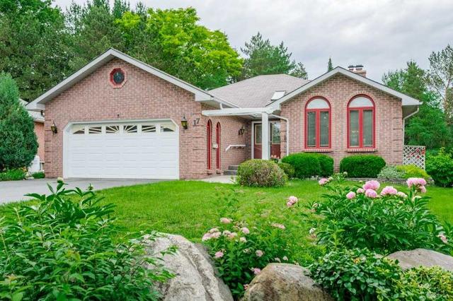 17 Hillview Dr, House detached with 2 bedrooms, 3 bathrooms and 8 parking in Kawartha Lakes ON | Image 1