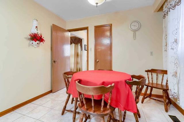 7054 Darcel Ave, House semidetached with 3 bedrooms, 2 bathrooms and 4 parking in Mississauga ON | Image 6