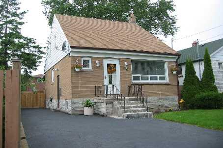 86 Sharpe St, House detached with 2 bedrooms, 2 bathrooms and 4 parking in Toronto ON | Image 1