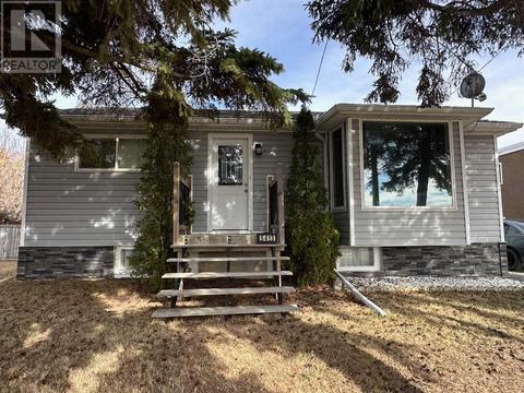 5413 50 Street, House detached with 2 bedrooms, 1 bathrooms and 2 parking in Bentley AB | Card Image