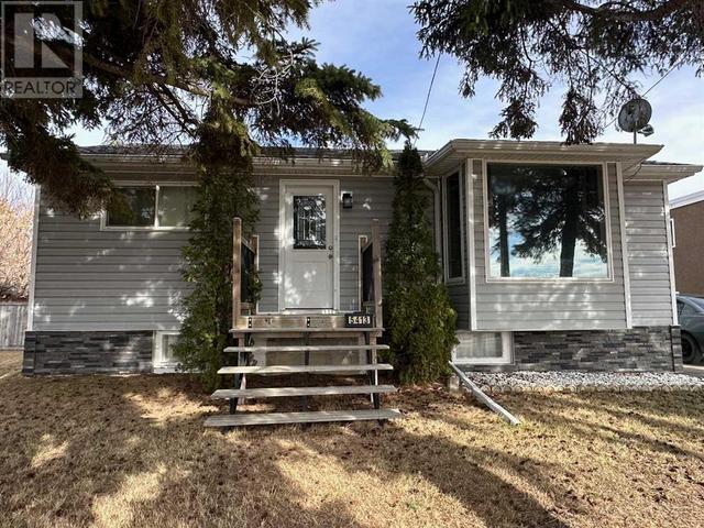 5413 50 Street, House detached with 2 bedrooms, 1 bathrooms and 2 parking in Bentley AB | Image 1