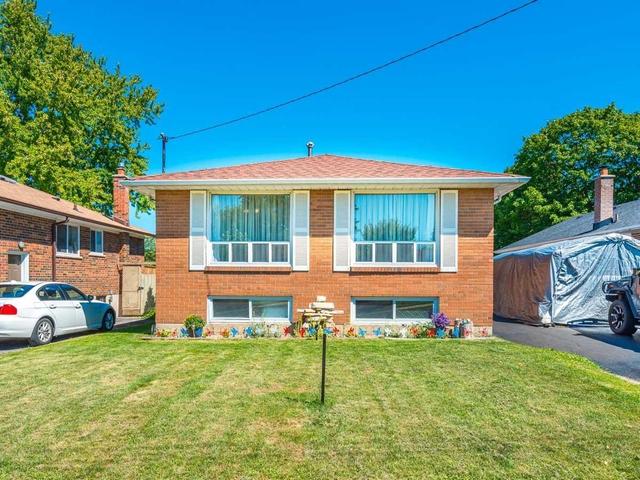 3 Cushendun Rd, House detached with 3 bedrooms, 2 bathrooms and 3 parking in Toronto ON | Image 1
