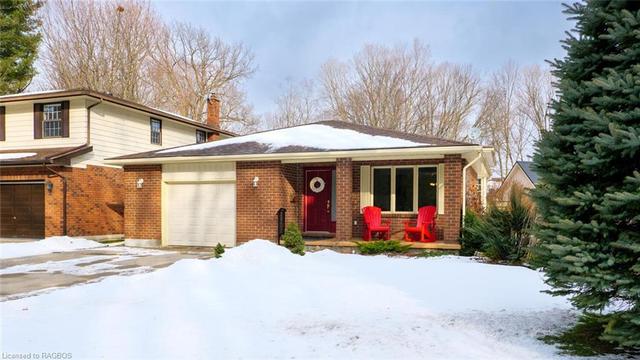 320 1st Street W, House detached with 4 bedrooms, 2 bathrooms and 5 parking in Owen Sound ON | Image 1