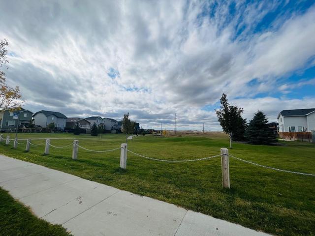335 Mildred Dobbs Boulevard N, Home with 3 bedrooms, 2 bathrooms and 2 parking in Lethbridge AB | Image 31
