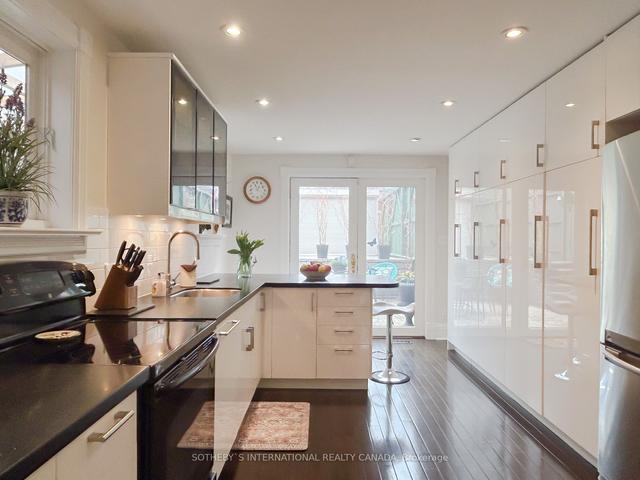 128 Spruce St, House attached with 2 bedrooms, 2 bathrooms and 2 parking in Toronto ON | Image 2