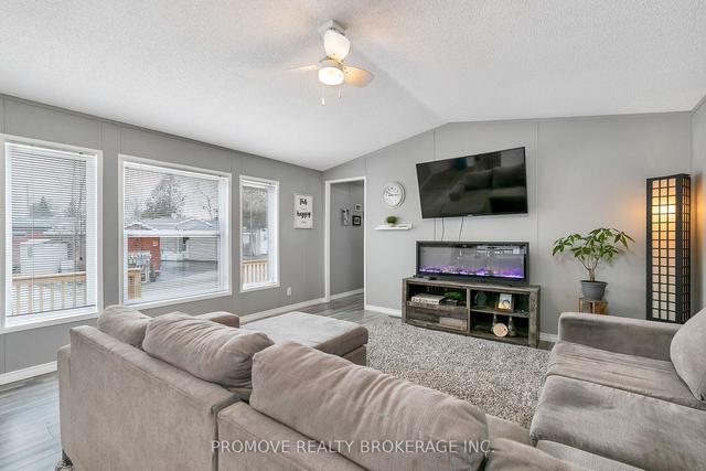 11 Pine Lane, Condo with 3 bedrooms, 2 bathrooms and 3 parking in Puslinch ON | Image 3