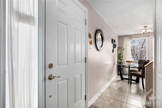 254 Woodfield Drive, Townhouse with 3 bedrooms, 2 bathrooms and 1 parking in Ottawa ON | Image 6