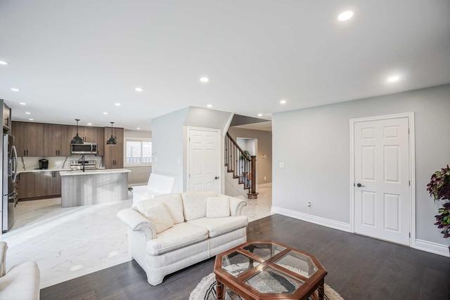 1027 Willowbank Tr, House detached with 4 bedrooms, 4 bathrooms and 6 parking in Mississauga ON | Image 7