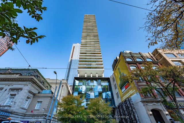 2406 - 224 King St W, Condo with 2 bedrooms, 1 bathrooms and 1 parking in Toronto ON | Image 1