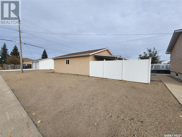 1022 Queen Street, House detached with 4 bedrooms, 2 bathrooms and null parking in Melville SK | Image 9